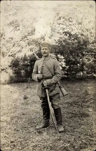 Foto Ak Deutscher Soldat in Uniform, Säbel, Gewehr, Kaiserzeit