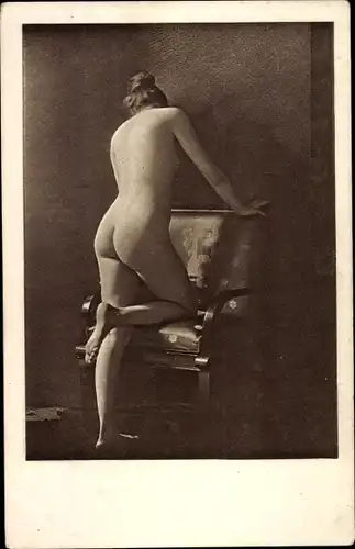 Foto Ak Nackte Frau, Frauenakt, Aktfotographie, Rücken, Po, Beine, Füße
