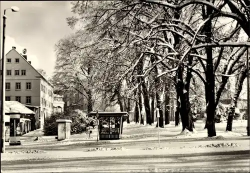 Ak Freiberg in Sachsen, Karl Liebknecht Platz, Litfaßsäule, Winteransicht