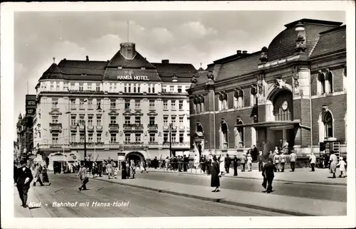 Ak Kiel Schleswig Holstein, Bahnhof mit Hansa-Hotel, Passanten