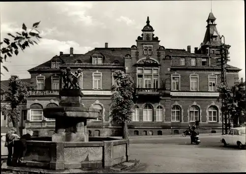 Ak Oelsnitz im Erzgebirge, Rathaus und Rudolf Brunnen