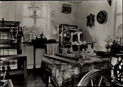 Ak Dorfchemnitz Zwönitz im Erzgebirge, Dorfmuseum Knochenstampfe, Strumpfwirkerstube