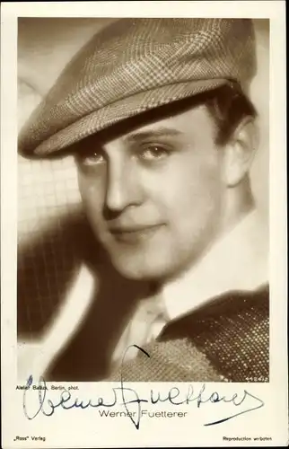 Ak Schauspieler Werner Fuetterer, Portrait, Mütze, Tennisschläger, Autogramm