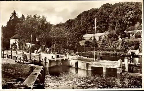Ak Henley on Thames Oxfordshire England, Marsh Lock, Schleuse
