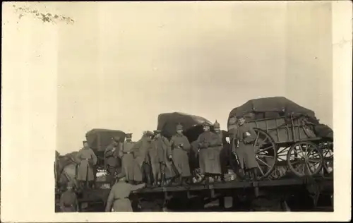 Foto Ak Deutsche Soldaten in Uniformen auf einem Güterzug, I WK