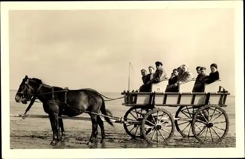 Foto Ak Kutsche auf der Fahrt durchs Watt, Kutscher, Pferde