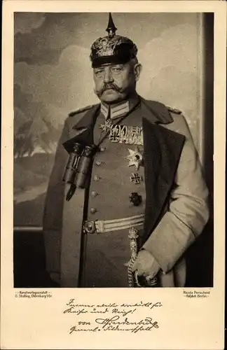 Ak Generalfeldmarschall Paul von Hindenburg, Uniform, Mantel, Pickelhaube, Orden, Feldstecher