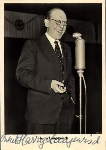 Ak Schauspieler Harry Langewisch, Standportrait am Mikrophon