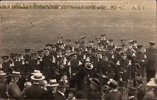 Foto Ak Orchester-Mitglieder, Musikinstrumente, Sportplatz