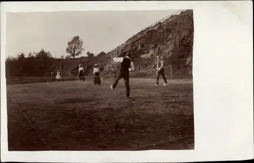 Foto Ak Freunde spielen Tennis, Tennisspiel, Tennisspielplatz