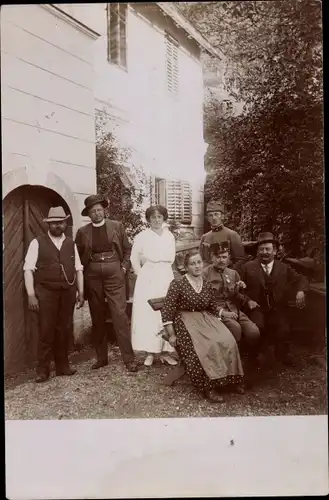 Foto Ak Gruppenbild, Männer in Uniformen, Zivilisten, Gehstock, Sitzbank