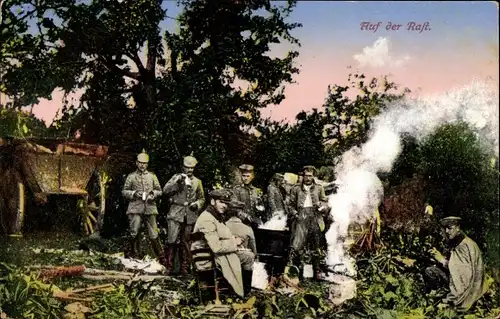Ak Deutsche Soldaten in Uniformen auf der Rast, Lagerfeuer, I WK