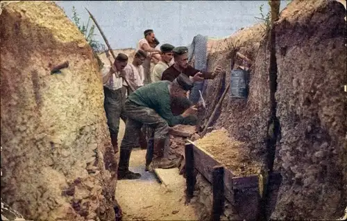 Ak Deutsche Soldaten in Uniformen beim Bau eines Schützengrabens, I WK