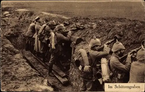 Ak Deutsche Soldaten in Uniformen im Schützengraben, I WK