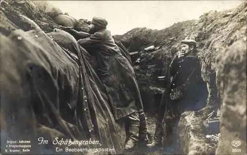 Ak Deutsche Soldaten in Uniformen im Schützengraben, Beobachtungsposten, I WK