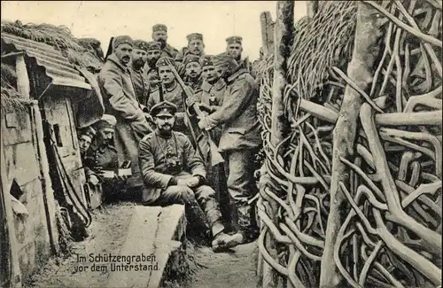 Ak Deutsche Soldaten in Uniformen im Schützengraben vor dem Unterstand, I WK