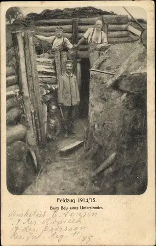 Ak Deutsche Soldaten in Uniformen beim Bau eines Unterstandes, Schützengraben, I WK