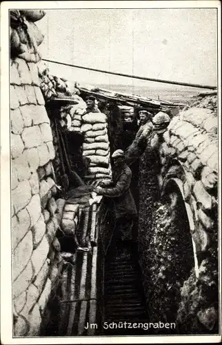 Ak Deutsche Soldaten in Uniformen im Schützengraben, I WK