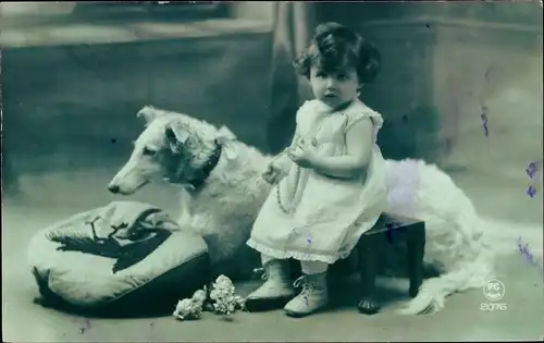 Ak Mädchen und Hund, Kissen, Kindportrait