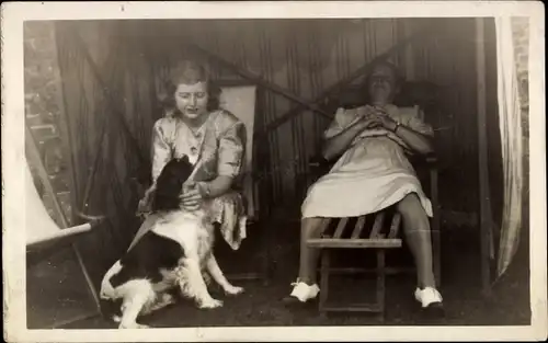 Foto Ak Frau streichelt ihren Hund, Klappstuhl, Schlaf