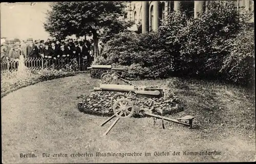 Ak Berlin Mitte, erste eroberte Maschinengewehre im Garten der Kommandantur