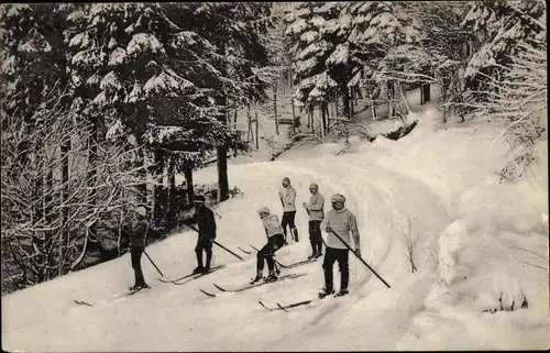 Ak Skifahrer auf einem Waldweg, Winter
