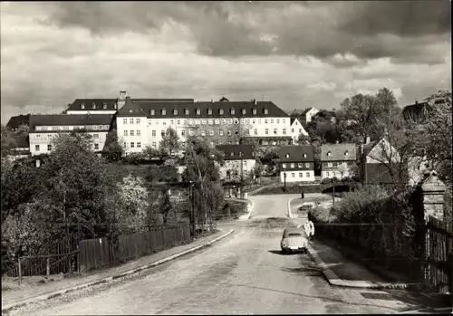 Ak Stollberg im Erzgebirge, Kreiskrankenhaus, Straßenpartie