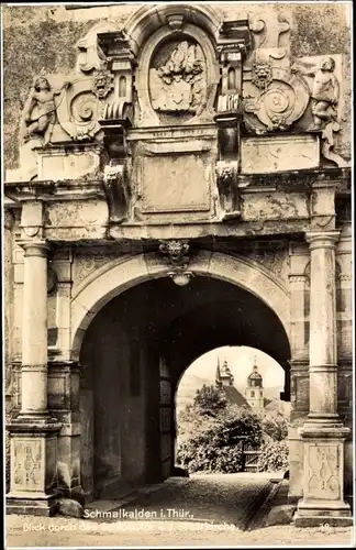 Ak Schmalkalden im Thüringer Wald, Blick durch das Schlosstor auf die Stadtkirche