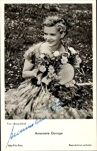 Ak Schauspielerin Annemarie Düringer, sitzend auf einer Wiese, Blumen, Autogramm