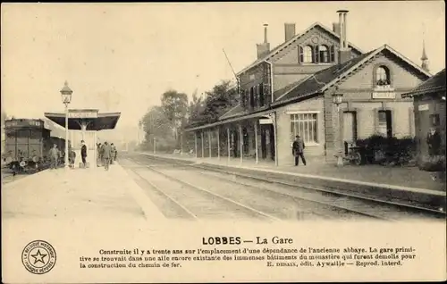 Ak Lobbes Wallonien Hennegau, La Gare, Bahnhof, Gleisseite
