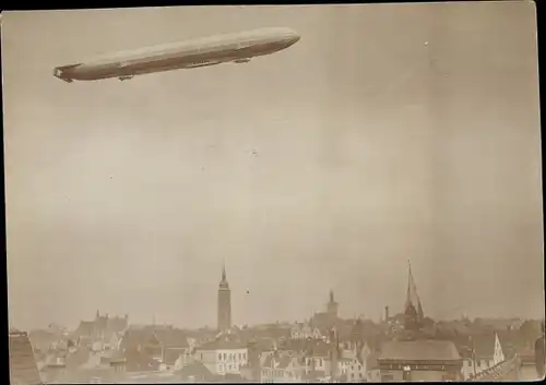 Foto Ak Baden Baden am Schwarzwald, Luftschiff Hansa über der Stadt, Zeppelin