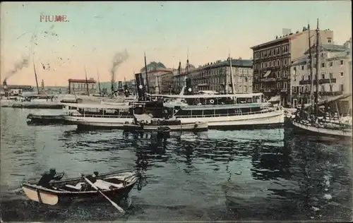 Ak Rijeka Fiume Kroatien, Hafenpartie mit Schiffen, Ruderboot