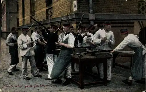 Ak Soldatenleben, deutsche Soldaten reinigen Gewehre, I. WK