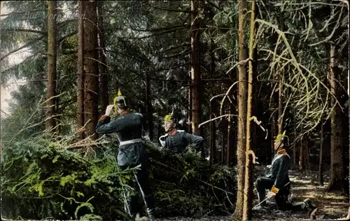 Ak Deutsche Soldaten in Uniformen, Spähposten im Wald, Feldstecher