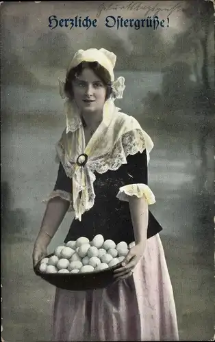 Ak Glückwunsch Ostern, Frau in Kleid, Eier im korb