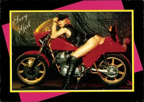 Ak Erotik, Sexy Girl, Frau auf einem Motorrad