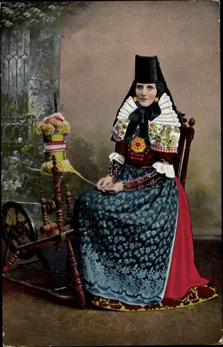 Ak Volkstrachten aus Schaumburg Lippe, Frau am Spinnrad