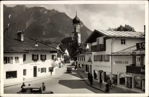 Ak Oberammergau in Oberbayern, Cafe, Souvenirladen, Kirche, Autos