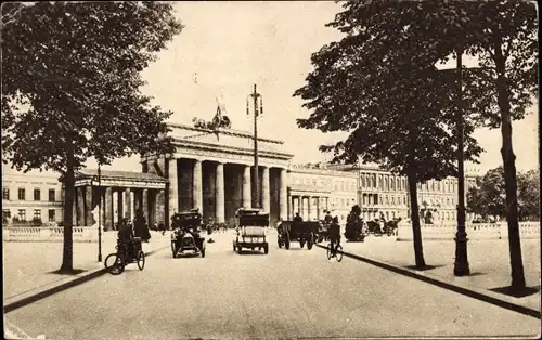 Ak Berlin Mitte, Brandenburger Tor vom Tiergarten aus gesehen, Autos, Fahrradfahrer