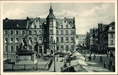 Ak Düsseldorf am Rhein, Marktplatz mit Rathaus und Denkmal des Kurfürtsen Jan Wellem von Grupello