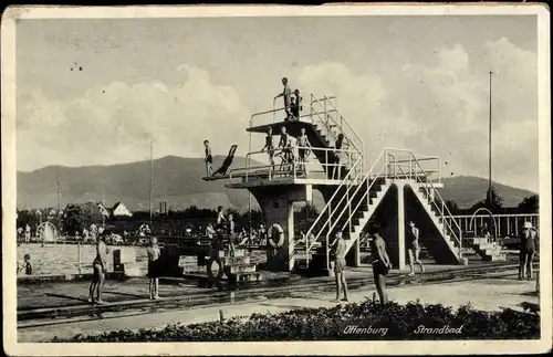 Ak Offenburg in Baden Schwarzwald, Strandbad, Badegäste, Sprungturm