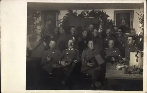 Foto Ak Deutsche Soldaten in Uniformen, Weihnachtsfeier 1917, I WK
