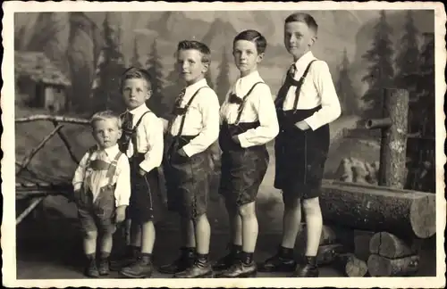 Foto Ak Fünd Jungen in Lederhosen, Portrait