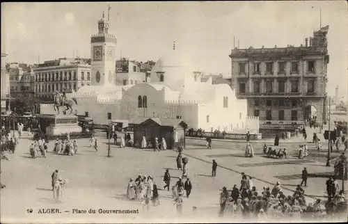 Ak Alger Algerien, Place du Governement, Passanten, Reiterstandbild