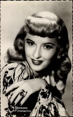 Ak Schauspielerin Barbara Stanwyck, Portrait, Ring