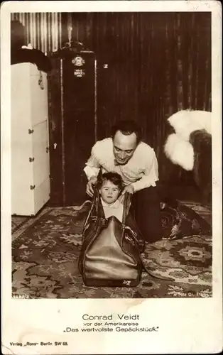 Ak Schauspieler Conrad Veidt v. d. Amerikareise, Das wervollste Gepäckstück, Kind in Reisetasche