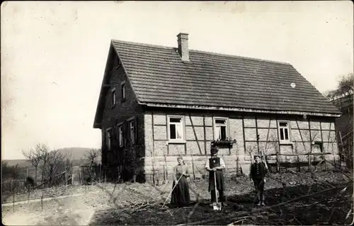 Foto Ak Diefenbach Sternenfels in Baden Württemberg, Anwohner vor einem Fachwerkhaus