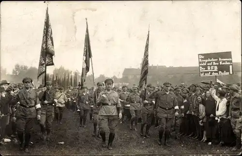 Foto Ernst Thälmann, Deutscher Politiker der Weimarer Republik, KPD, Der RFB ist auf dem Posten