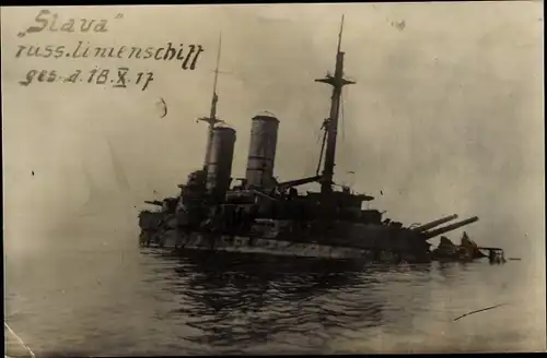 Foto Ak Russisches Kriegsschiff Slava, Slawa, Linienschiff, gesunken 1917