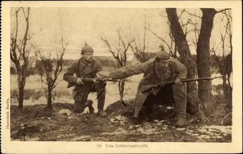 Ak Deutsche Soldaten in Uniformen, Schleichpatrouille, I WK